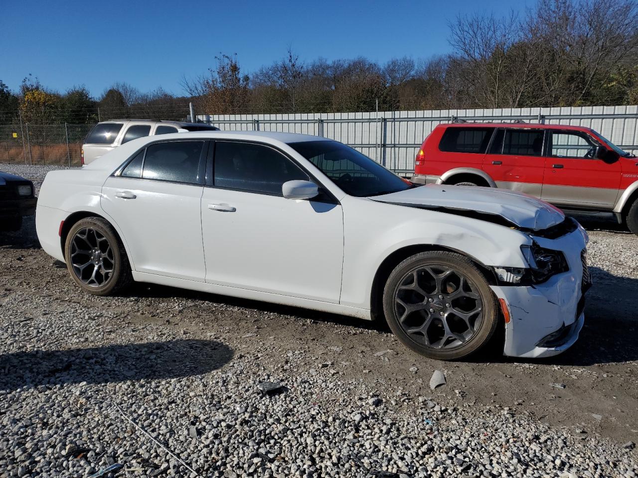 VIN 2C3CCABG3KH562711 2019 CHRYSLER 300 no.4