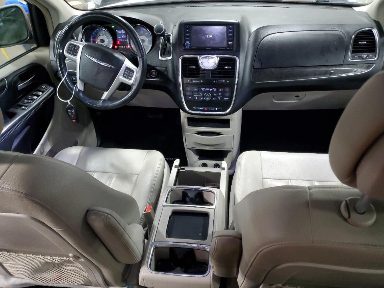 2016 Chrysler Town & Country - Image 8