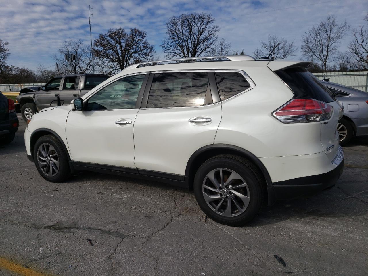 2016 Nissan Rogue - Image 2