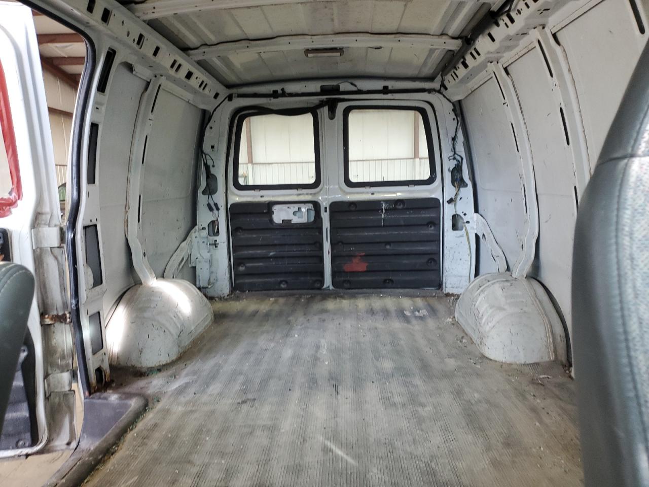 2005 Chevrolet Express - Image 10