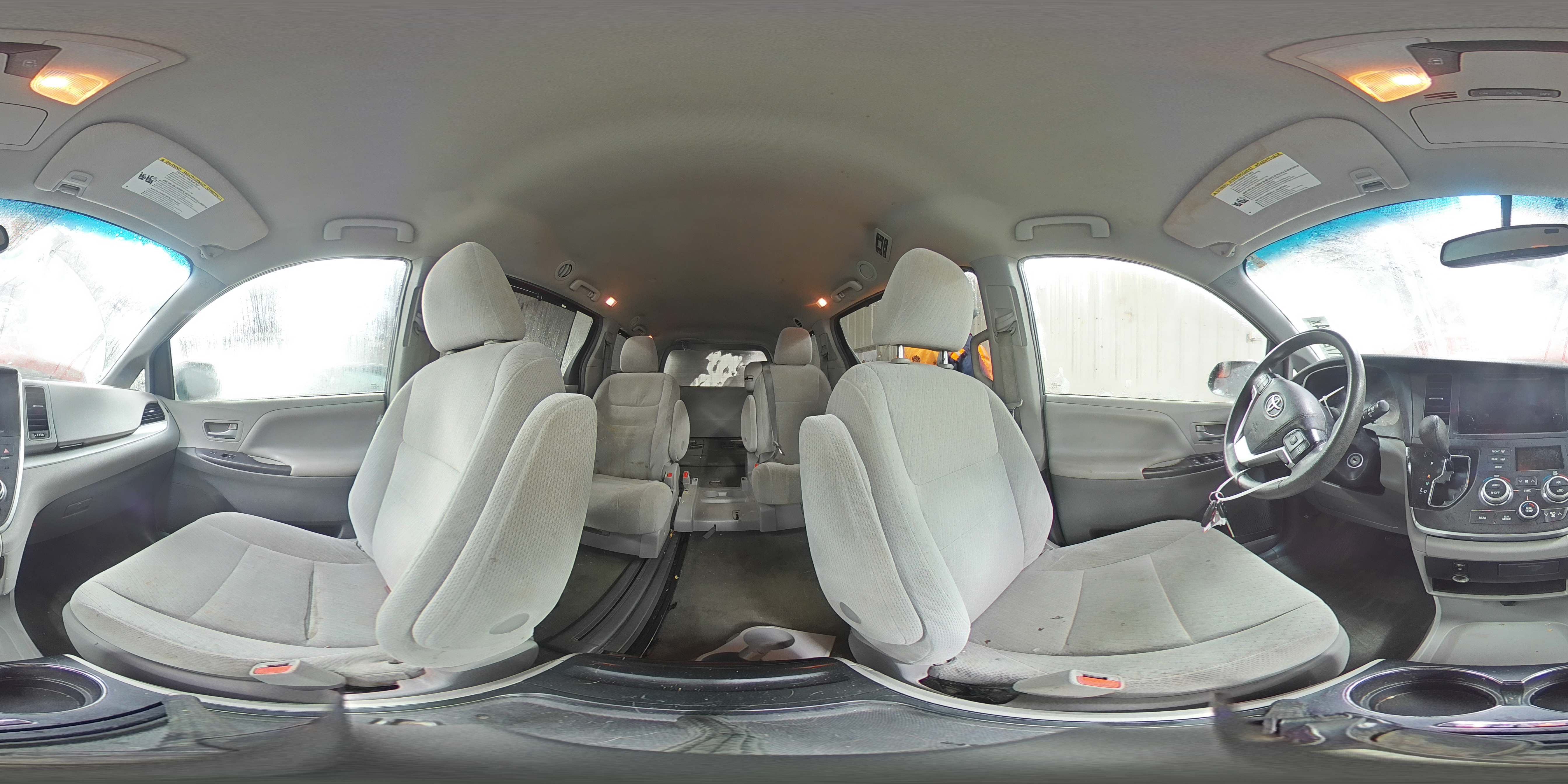 2016 Toyota Sienna - Image 16