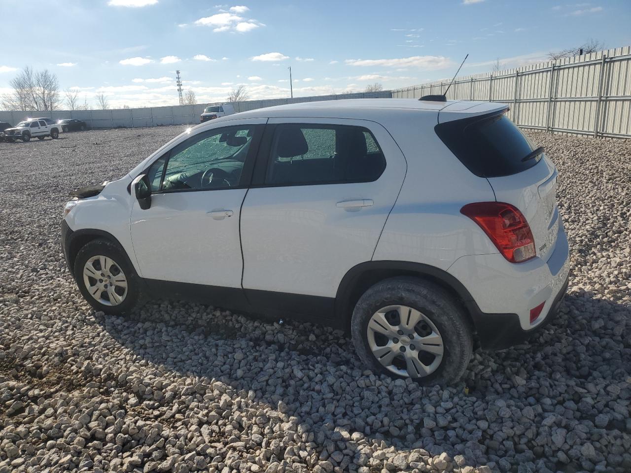 VIN KL7CJKSB1JB721788 2018 CHEVROLET TRAX no.2