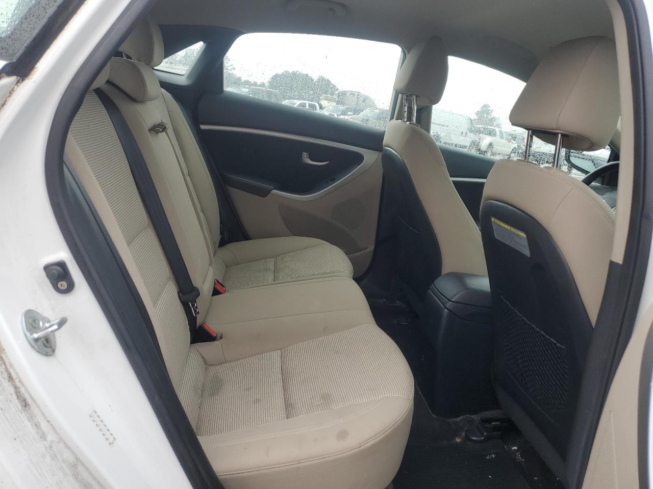 2016 Hyundai Elantra - Image 10