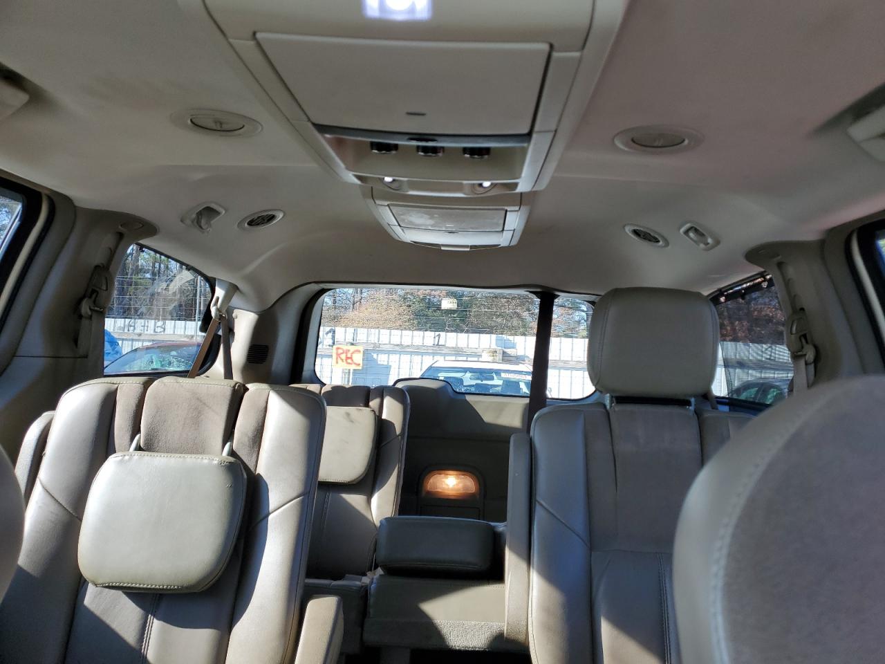 2014 Chrysler Town & Country - Image 10