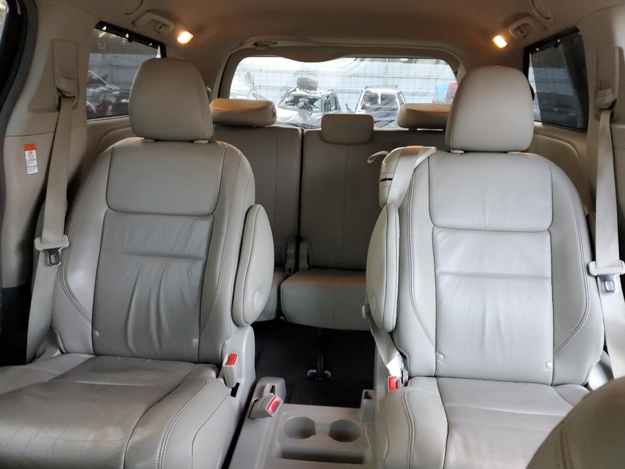 2015 Toyota Sienna - Image 10