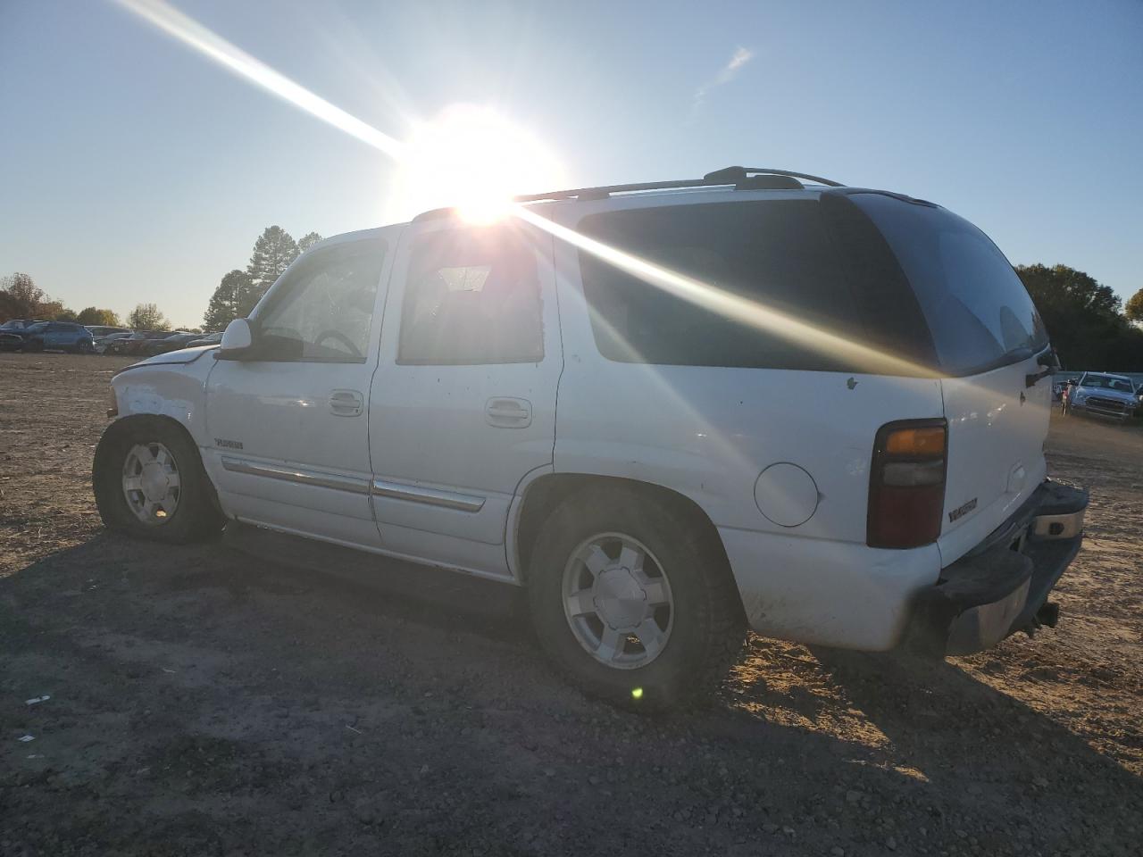 2004 GMC Yukon - Image 2