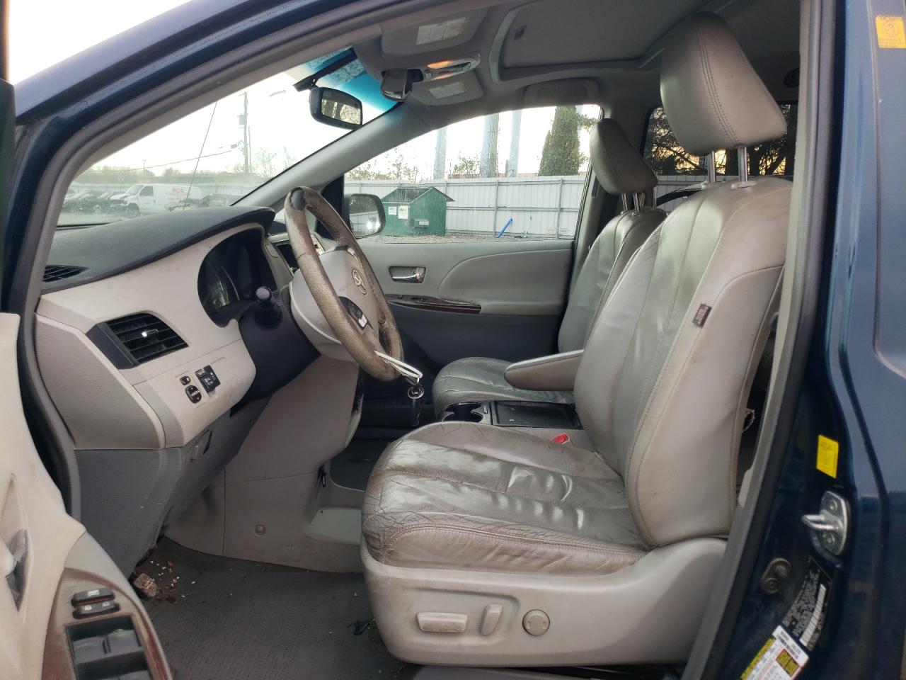 2011 Toyota Sienna - Image 7