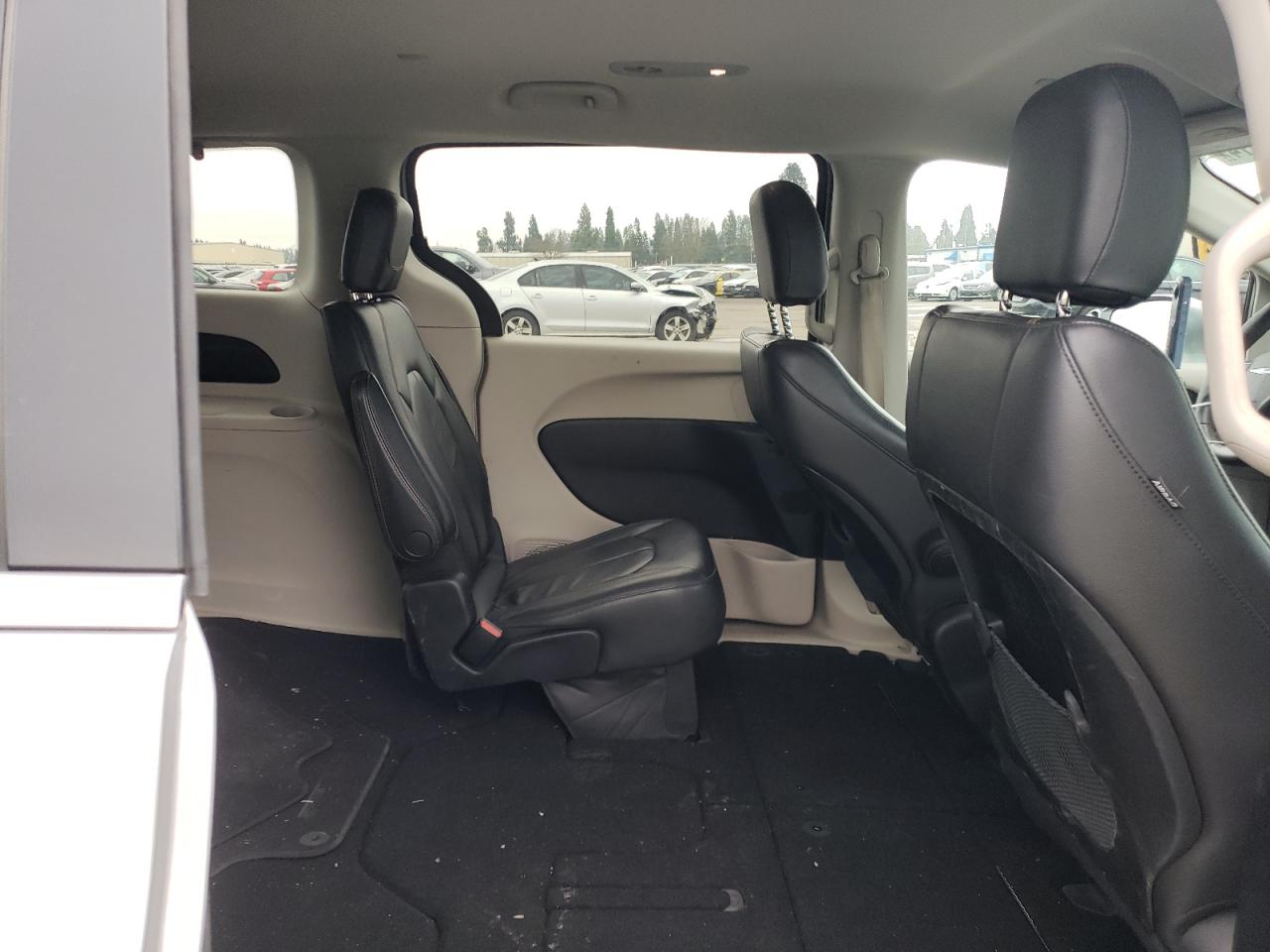2017 Chrysler Pacifica - Image 10