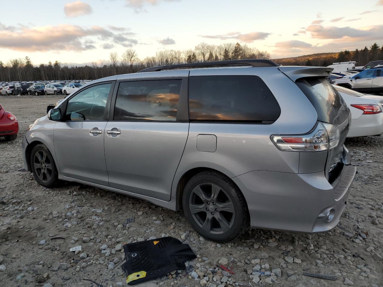 2017 Toyota Sienna - Image 2