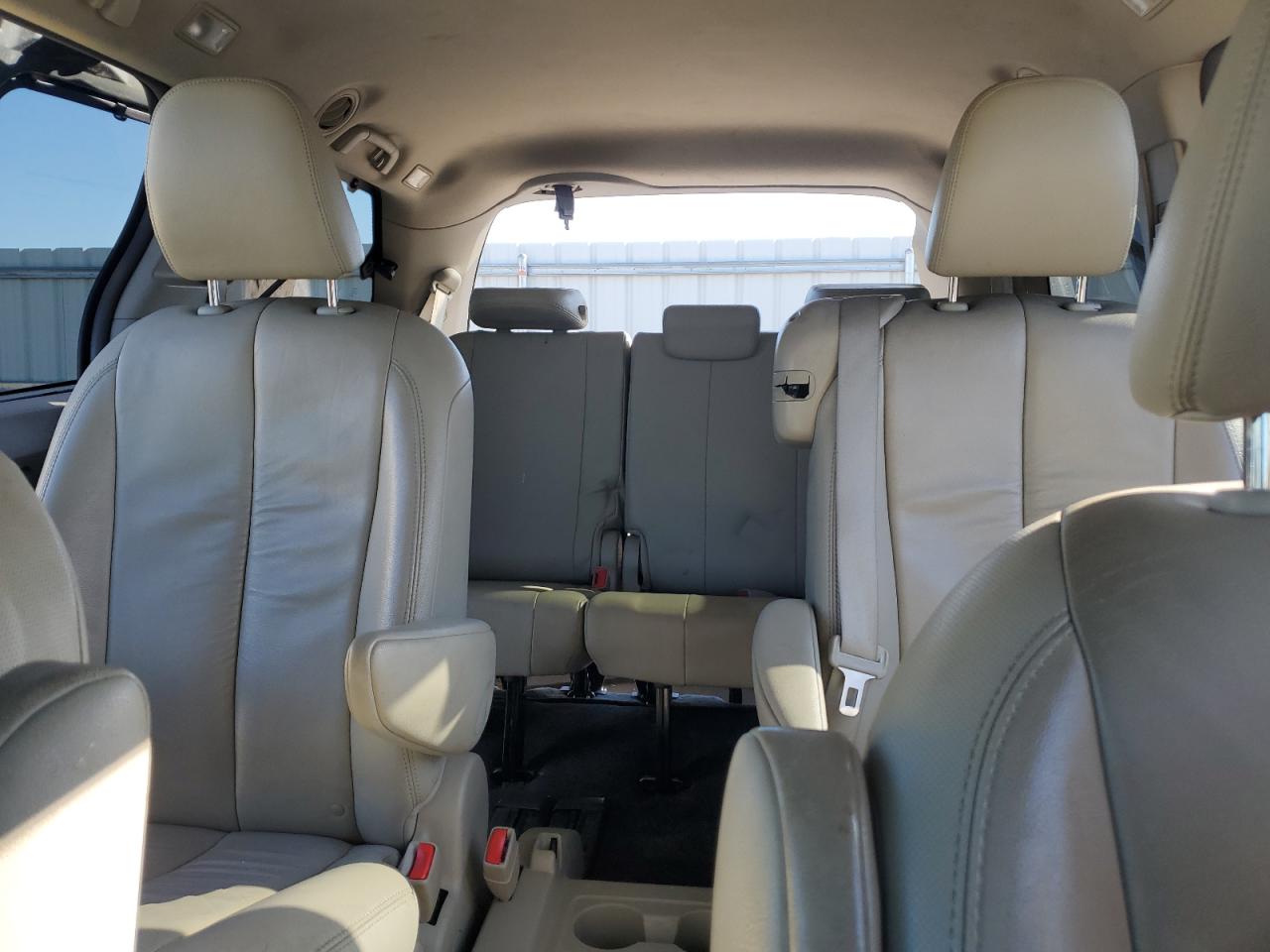 2011 Toyota Sienna - Image 10