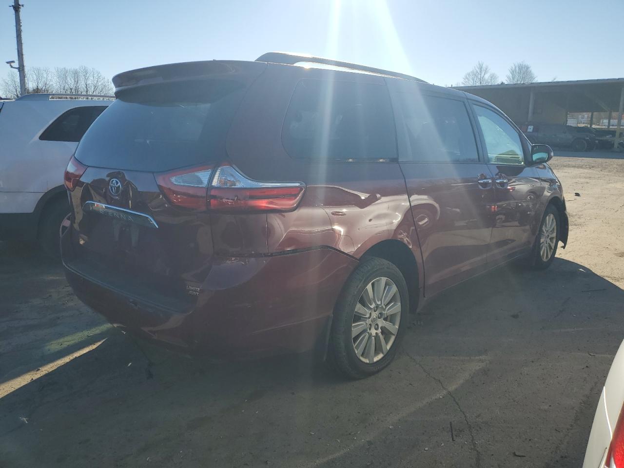 2017 Toyota Sienna - Image 3
