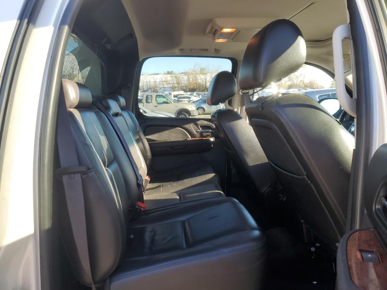 2011 Chevrolet Avalanche - Image 10