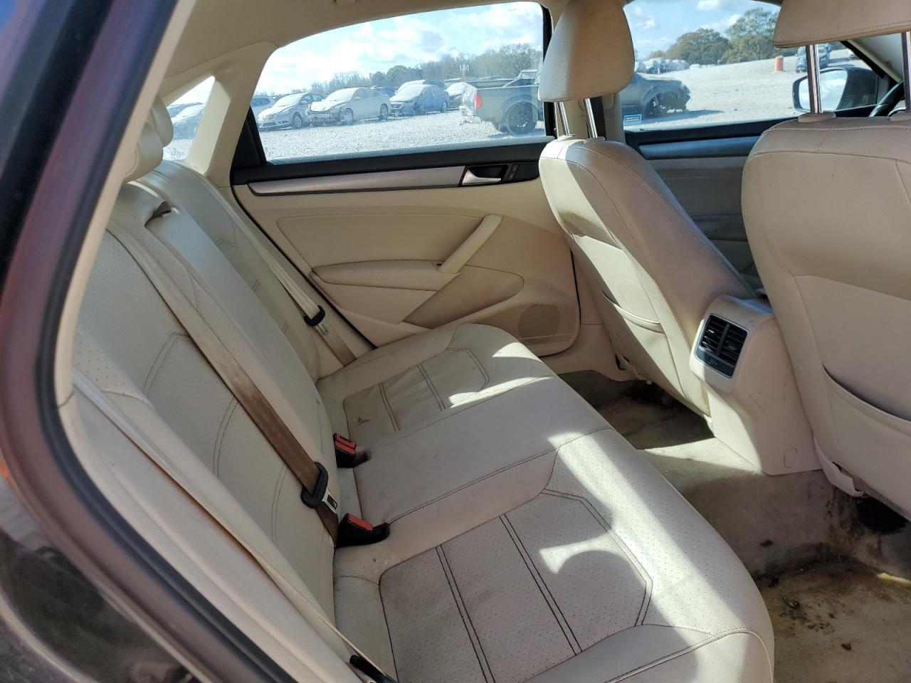 2015 Volkswagen Passat - Image 10