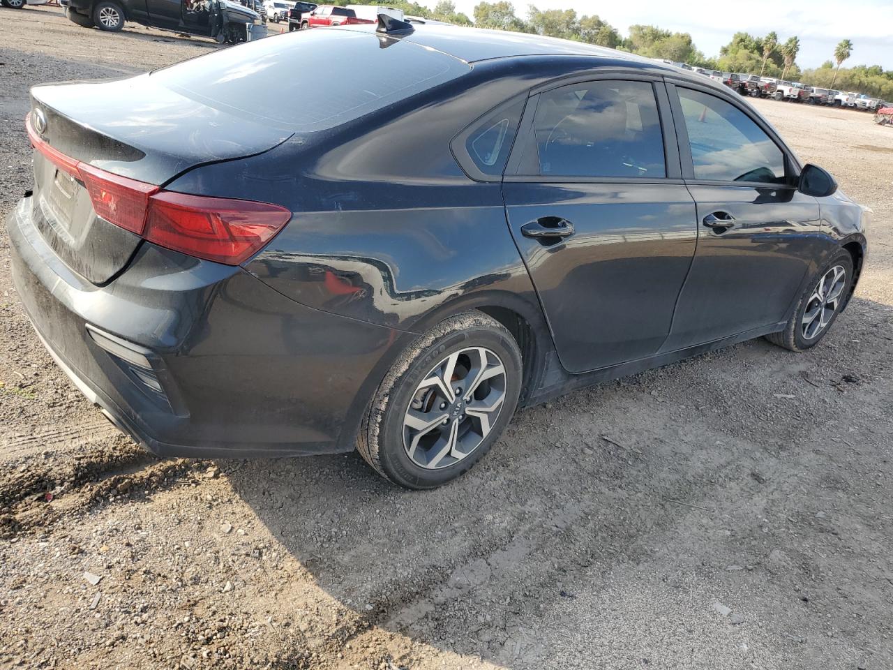 VIN 3KPF24AD4ME353528 2021 KIA FORTE no.3