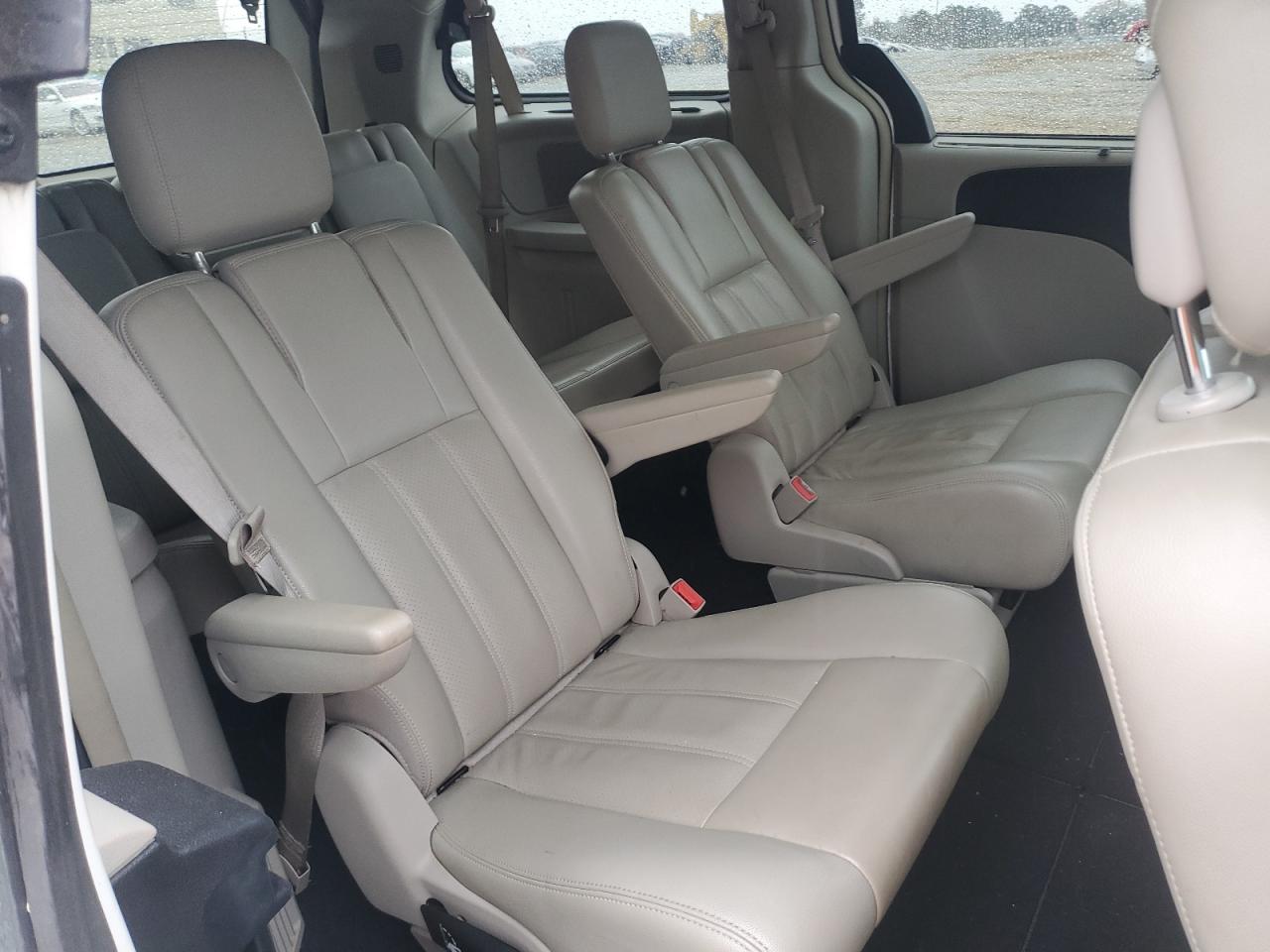 2011 Chrysler Town & Country - Image 11