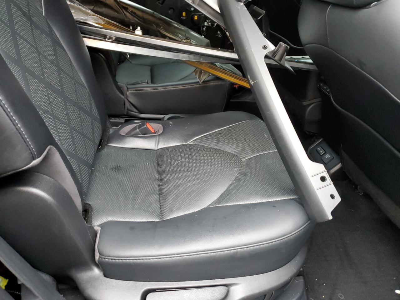 2022 Toyota Highlander - Image 11