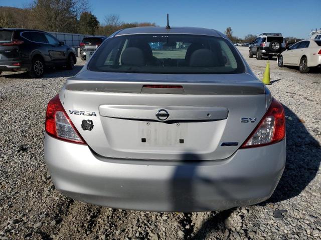 Седани NISSAN VERSA 2014 Сріблястий