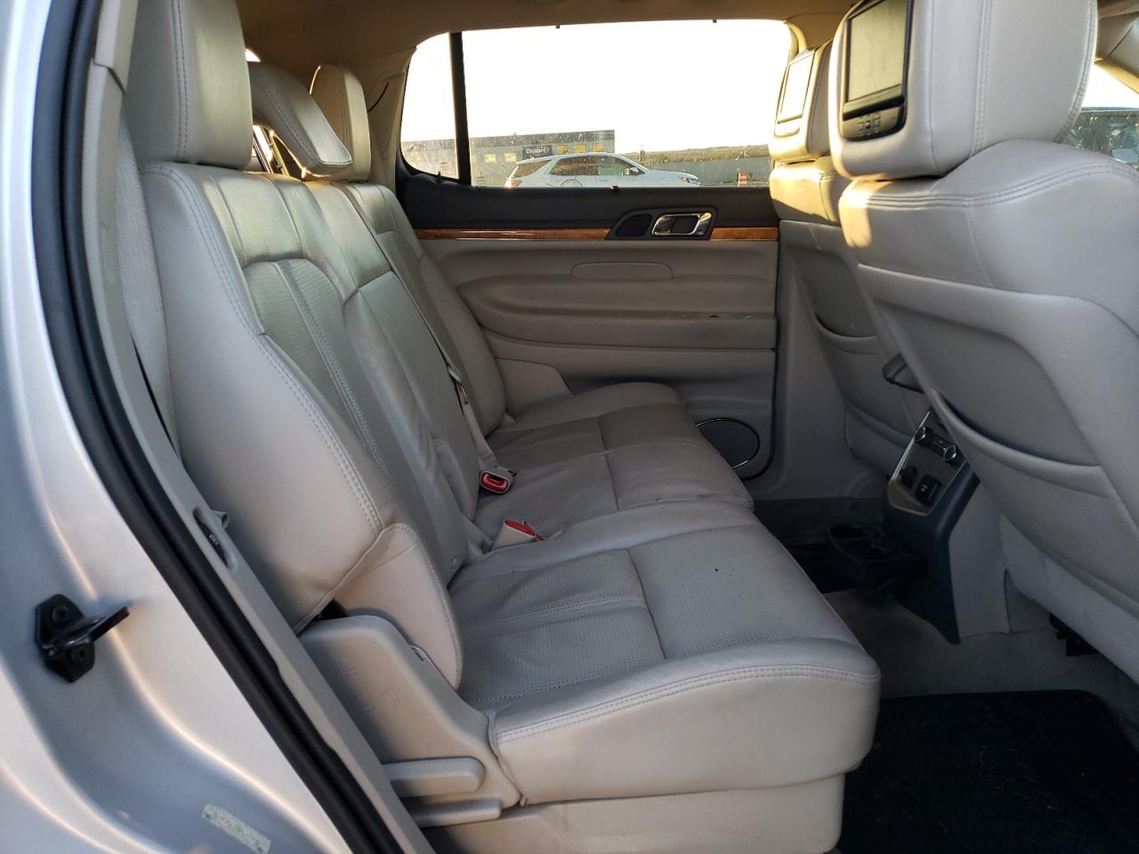 2011 Lincoln MKT - Image 12