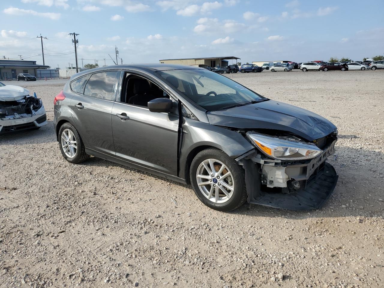 VIN 1FADP3K24JL330727 2018 FORD FOCUS no.4