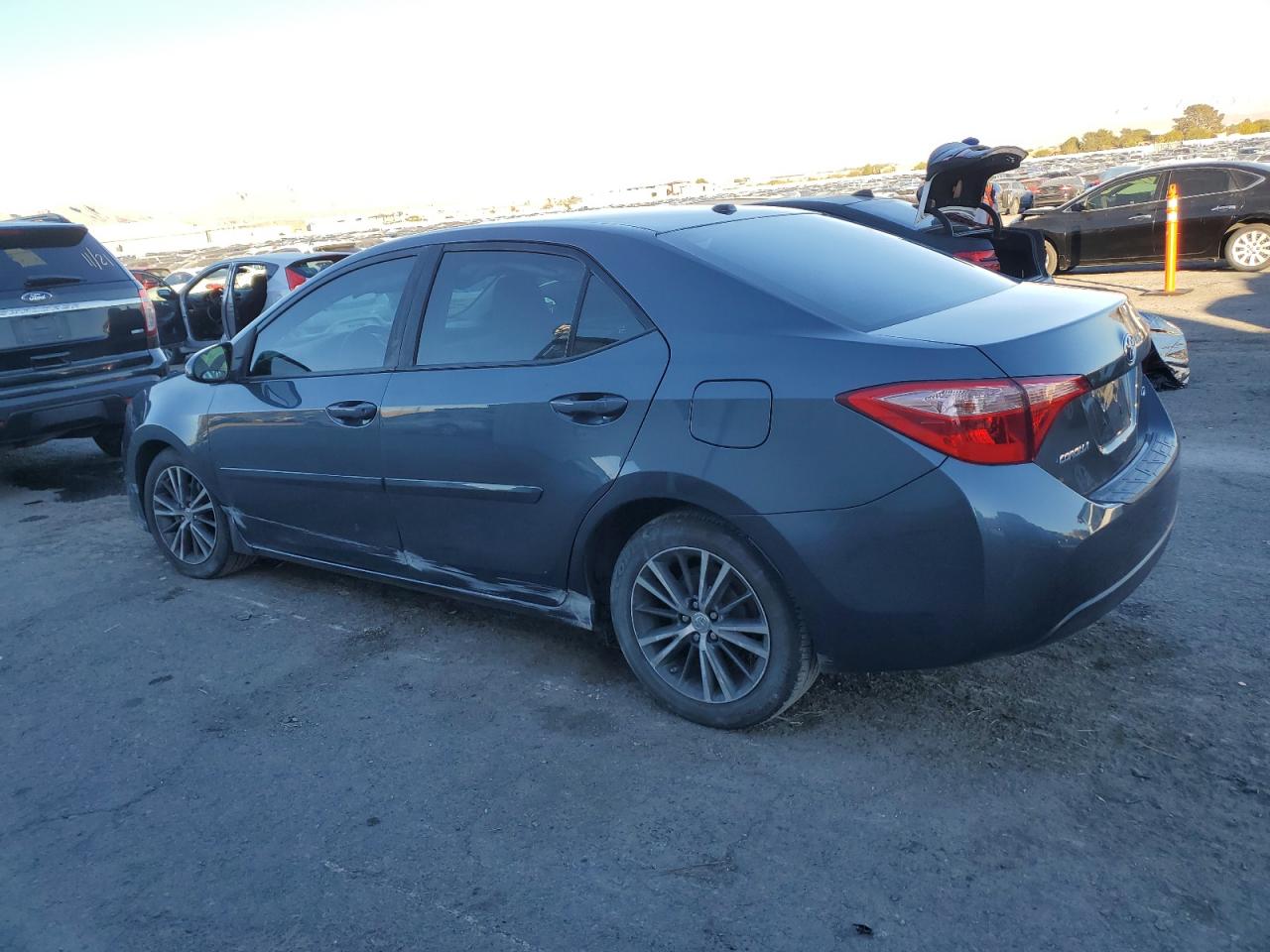 VIN 2T1BURHE7JC100721 2018 TOYOTA COROLLA no.2