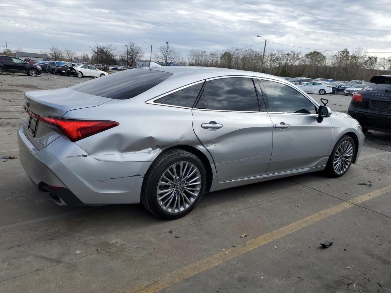2019 Toyota Avalon - Image 3