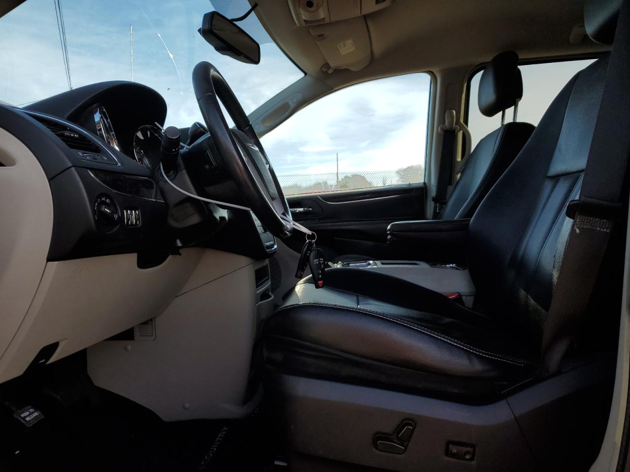 2014 Chrysler Town & Country - Image 7