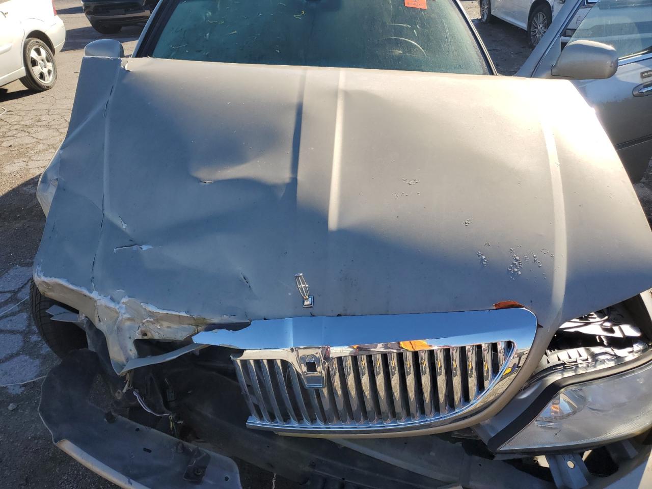 2006 Lincoln Town Car - Image 11