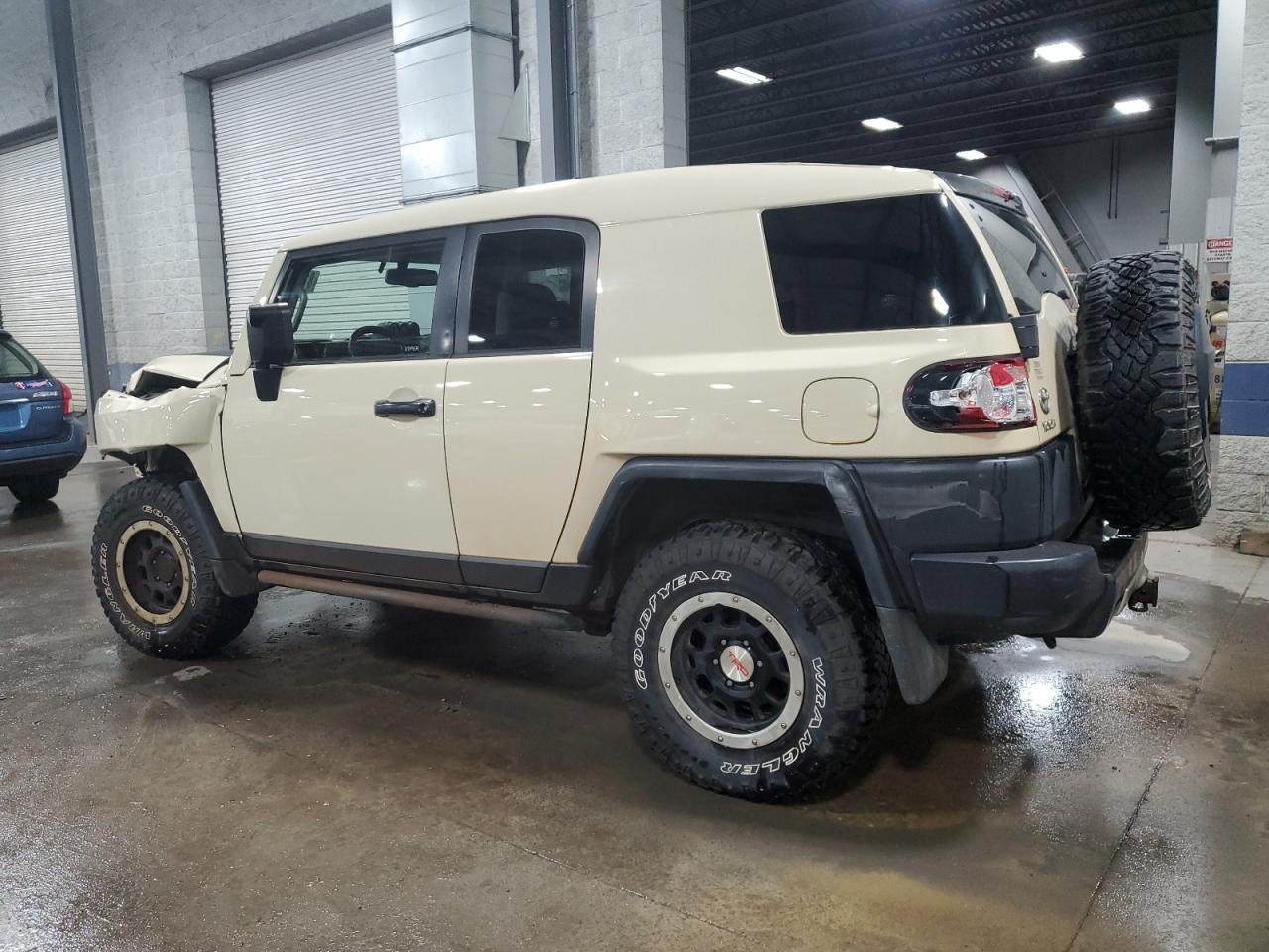 2010 Toyota FJ Cruiser - Image 2