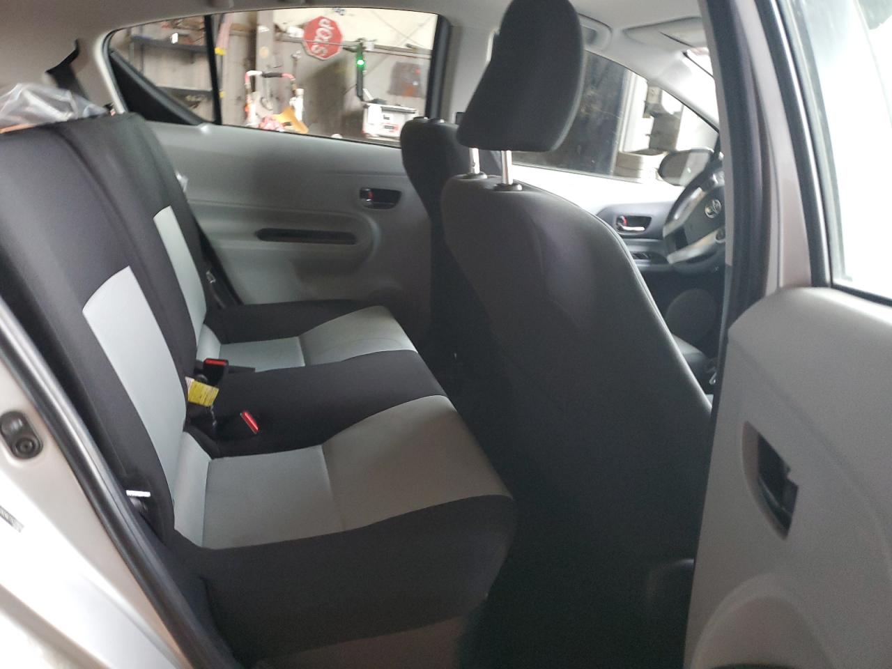 2012 Toyota Prius - Image 10