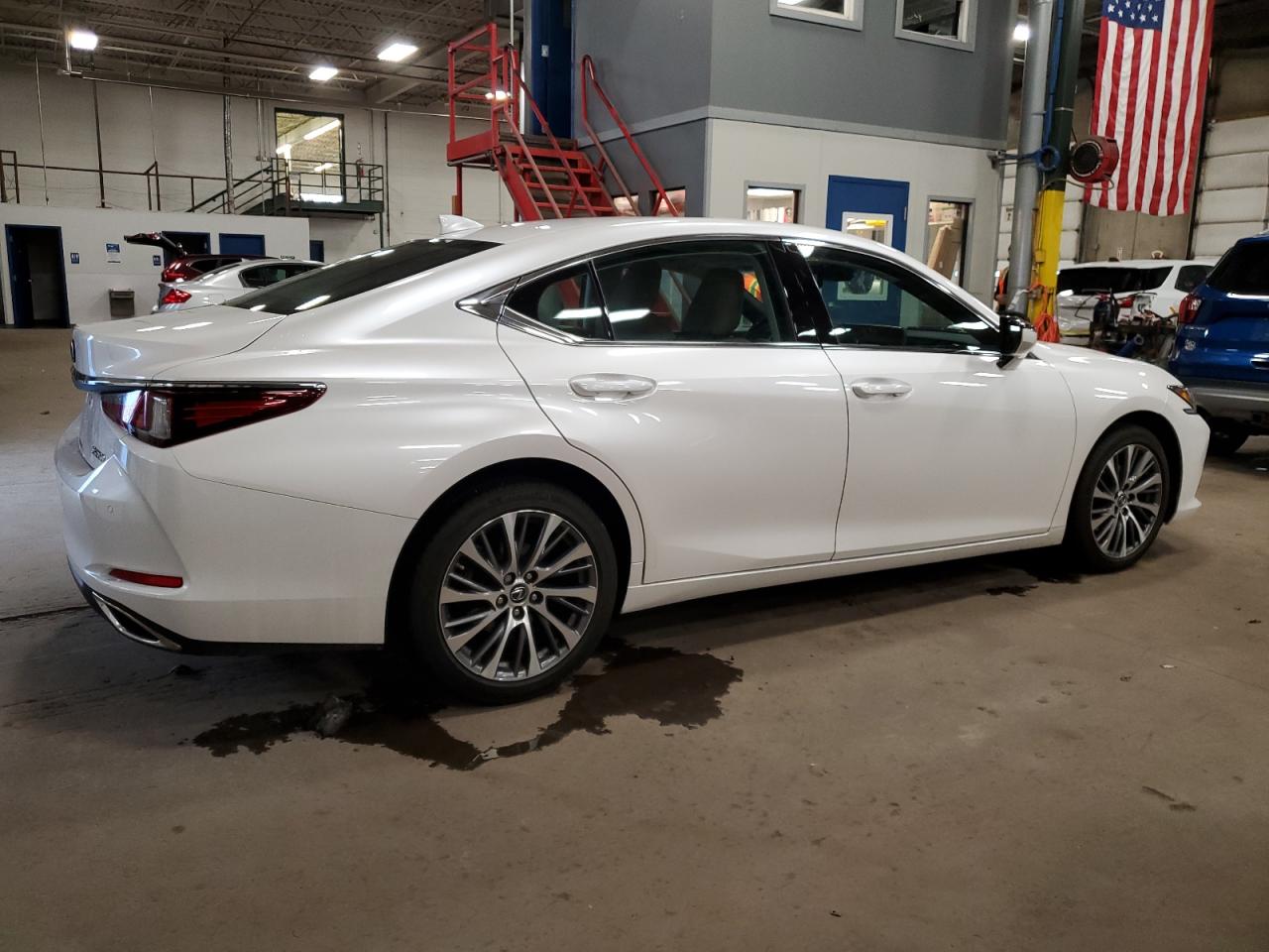 2019 Lexus ES - Image 3