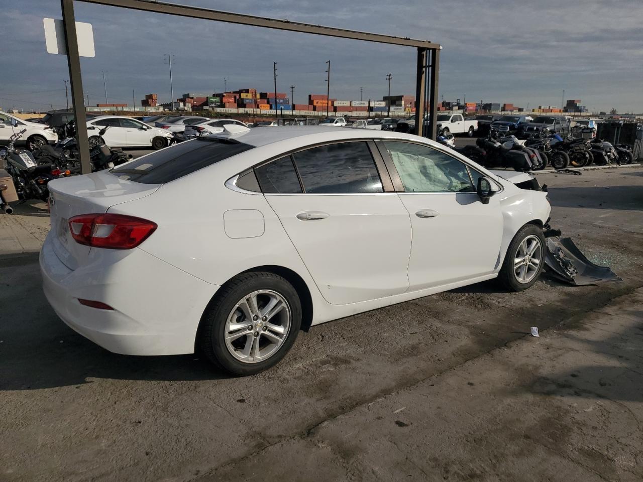 2018 Chevrolet Cruze - Image 3