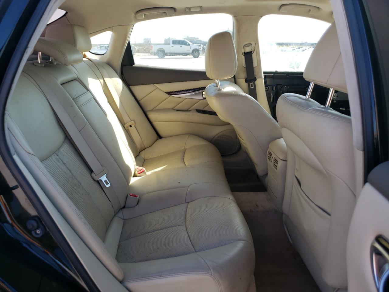 2015 Infiniti Q70 - Image 10