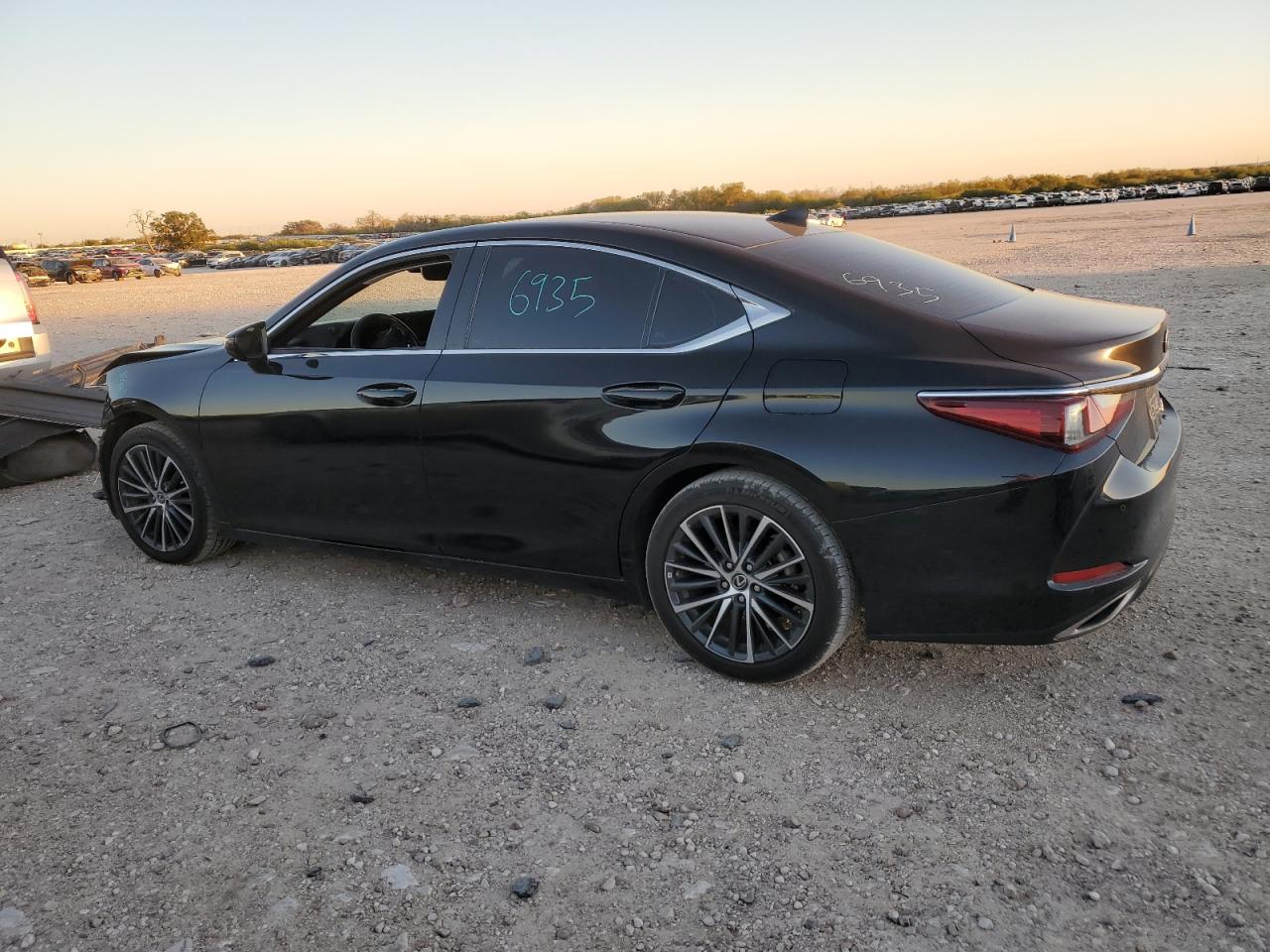 2022 Lexus ES - Image 2