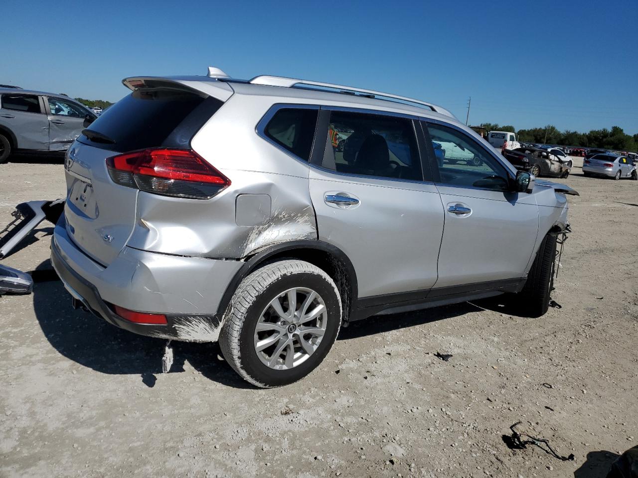 2017 Nissan Rogue - Image 3