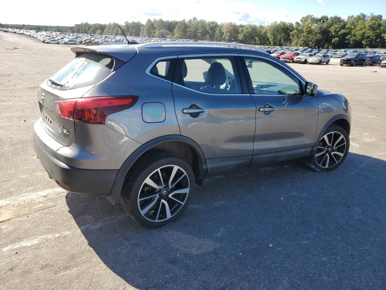 2018 Nissan Rogue - Image 3