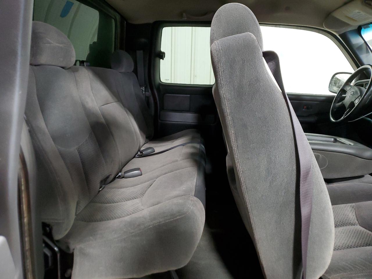 2005 Chevrolet Silverado - Image 10