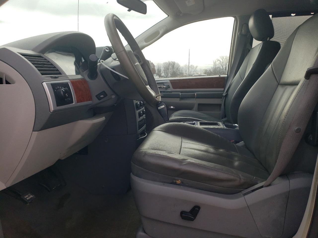 2009 Chrysler Town & Country - Image 7