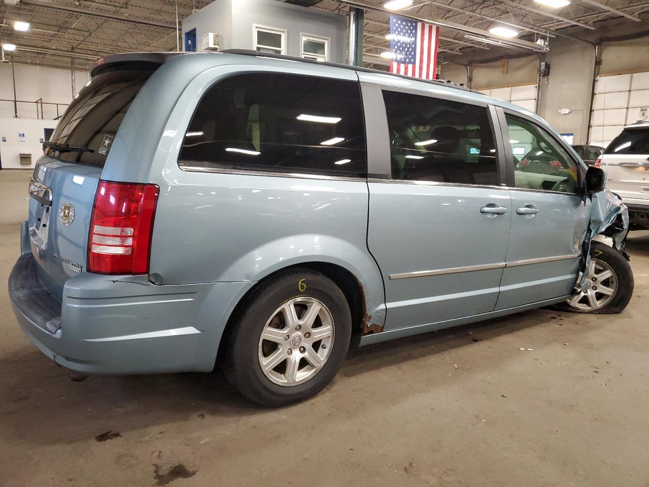 2009 Chrysler Town & Country - Image 3