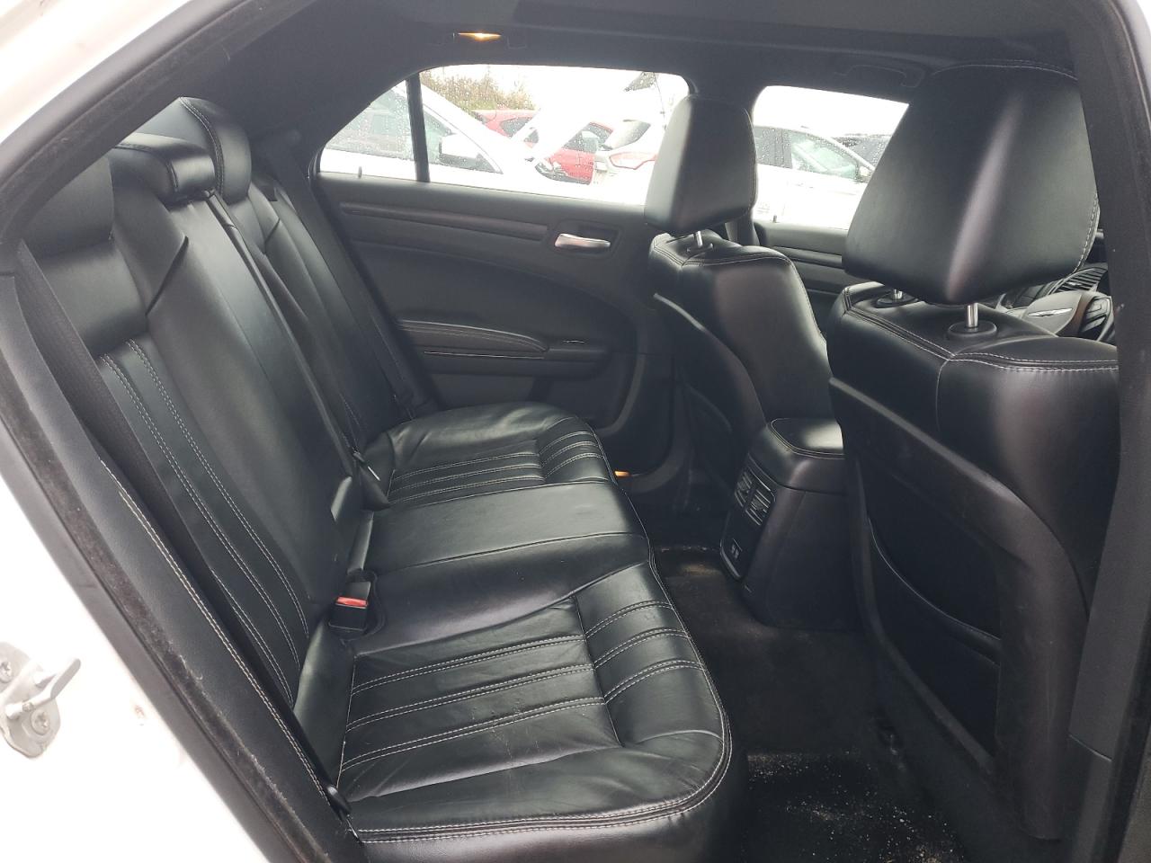 2016 Chrysler 300 - Image 10