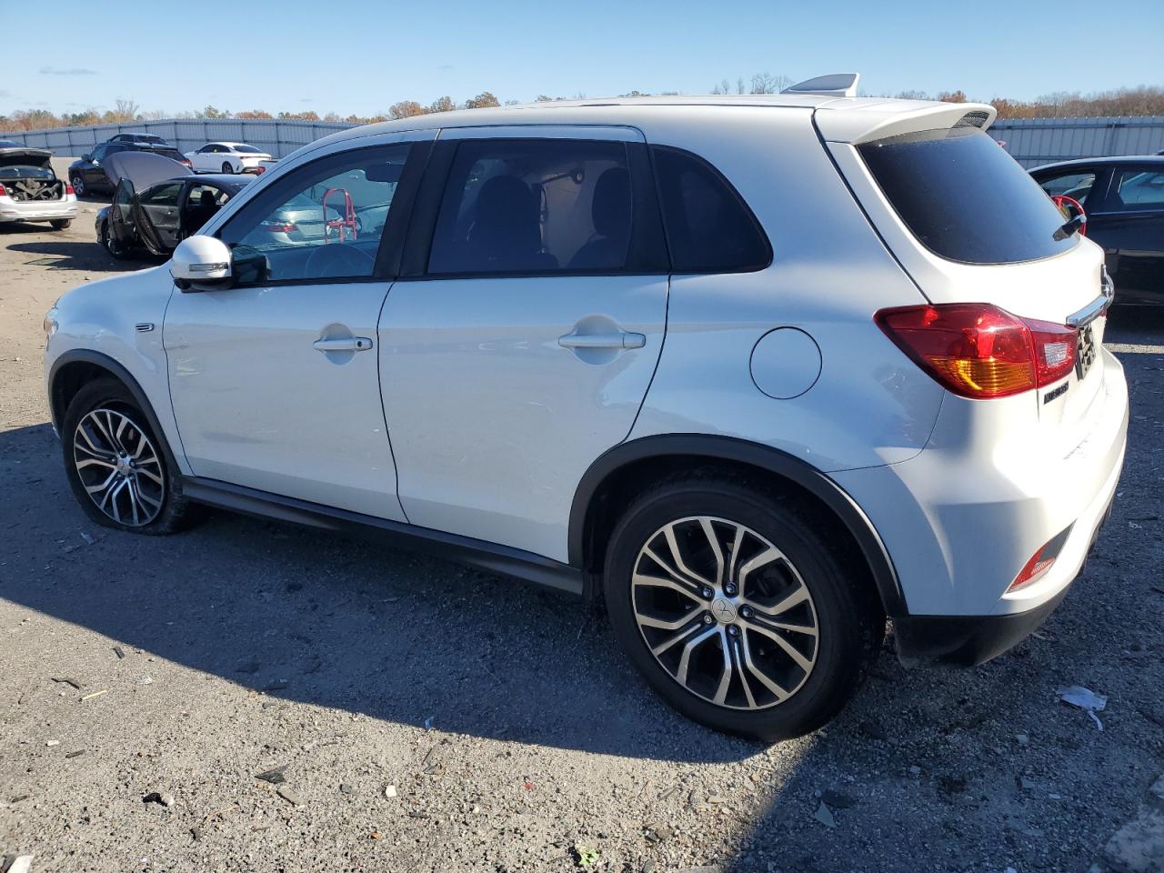 2019 Mitsubishi Outlander - Image 2