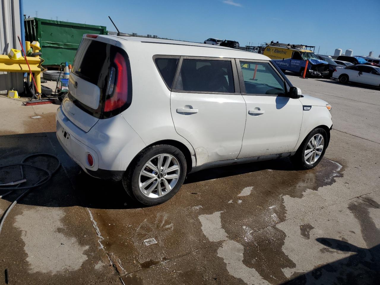 VIN KNDJP3A5XJ7605129 2018 KIA SOUL no.3