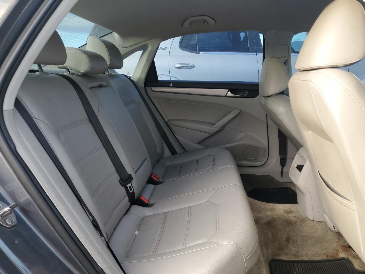 2015 Volkswagen Passat - Image 10