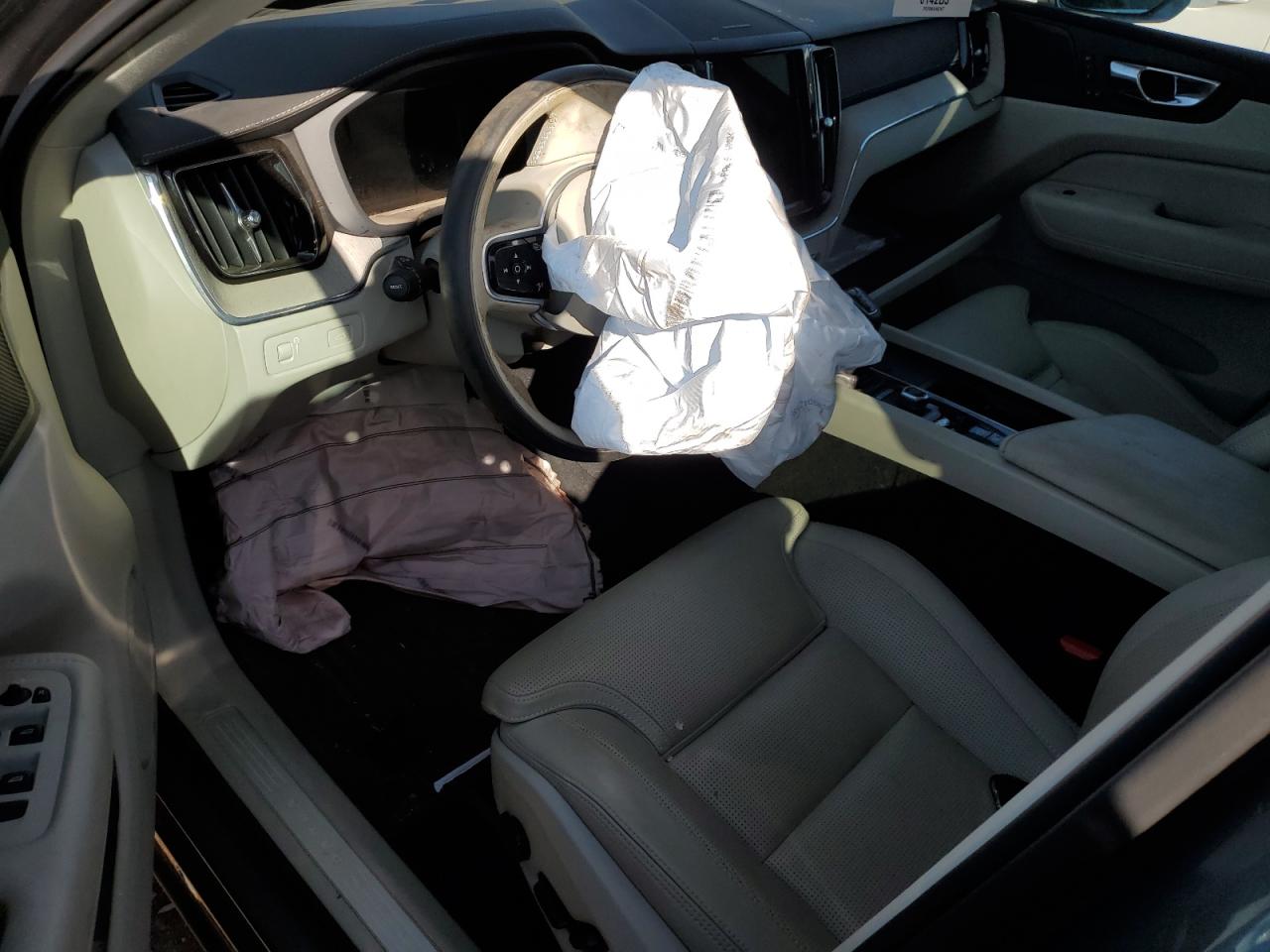 2021 Volvo XC60 - Image 8