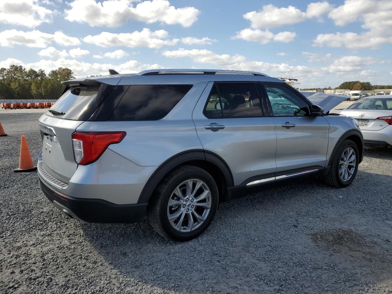 2022 Ford Explorer - Image 3