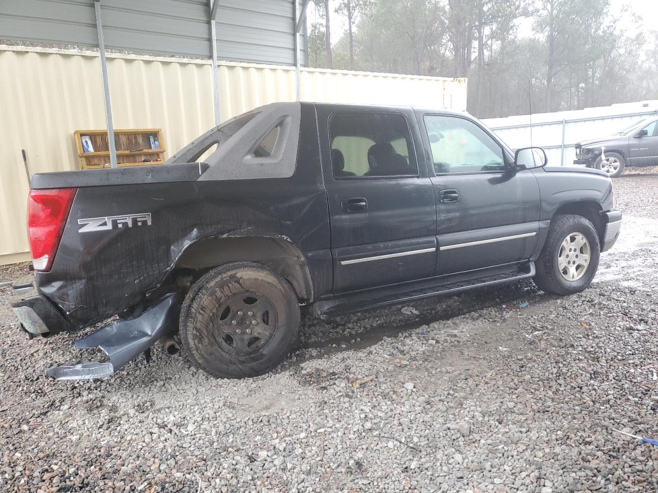 2003 Chevrolet Avalanche - Image 3
