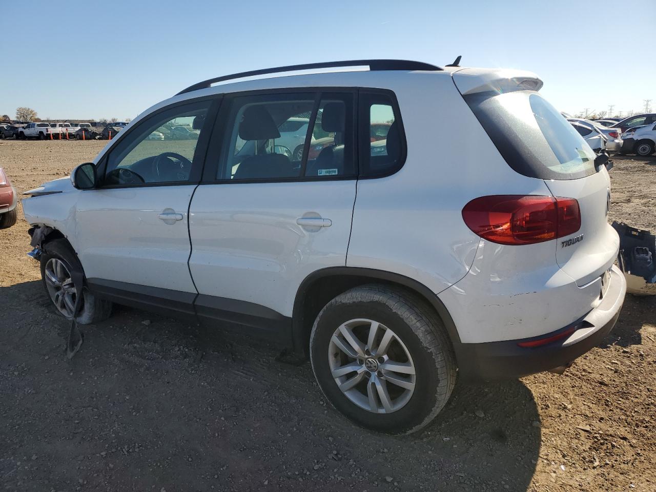 2016 Volkswagen Tiguan - Image 2
