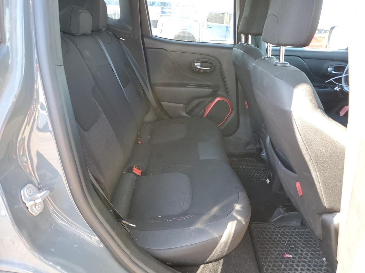 2018 Jeep Renegade - Image 11