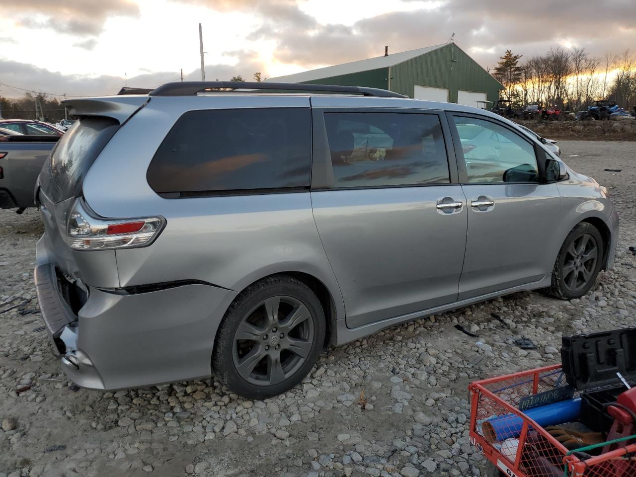 2017 Toyota Sienna - Image 3