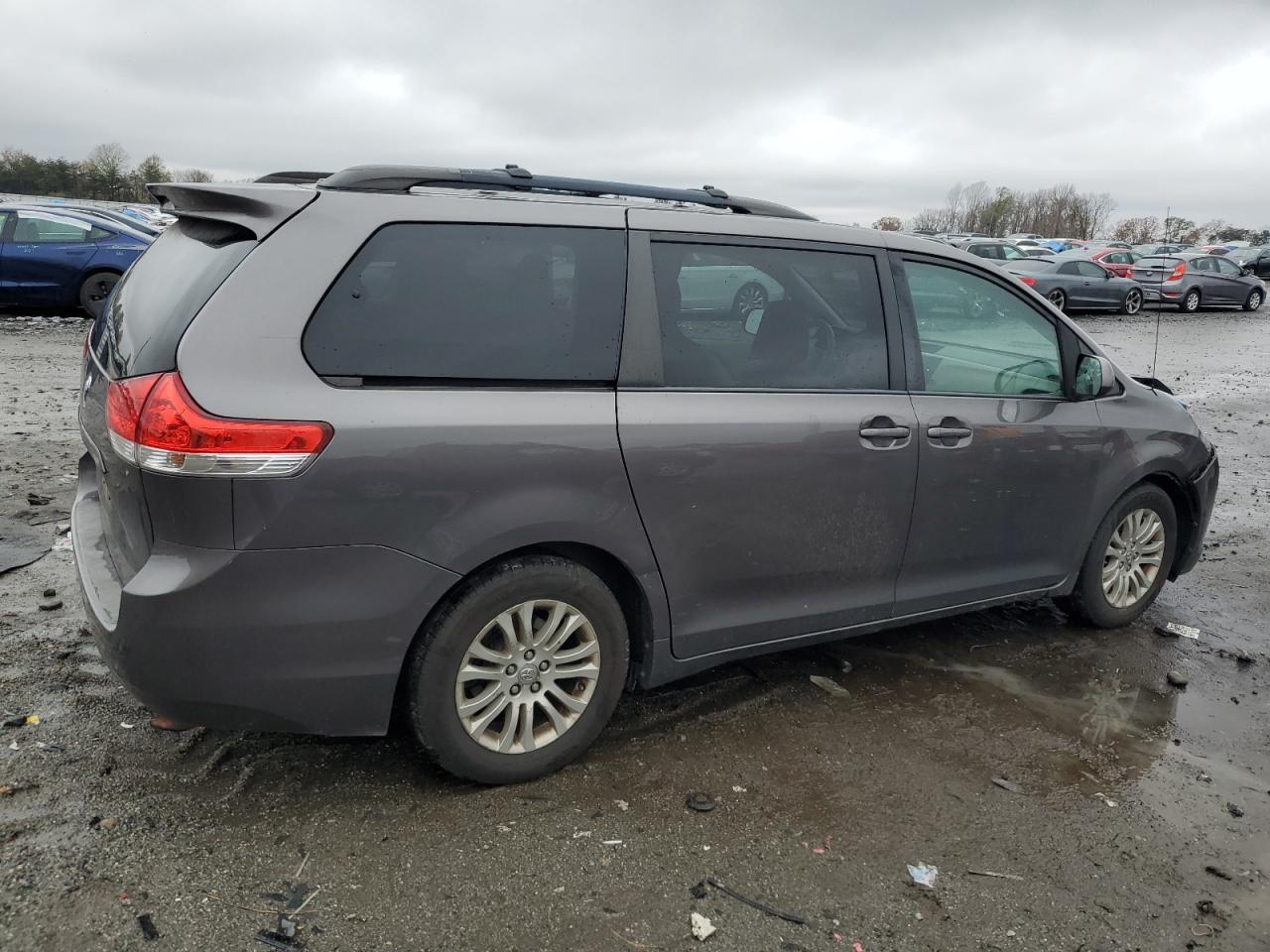 2012 Toyota Sienna - Image 3