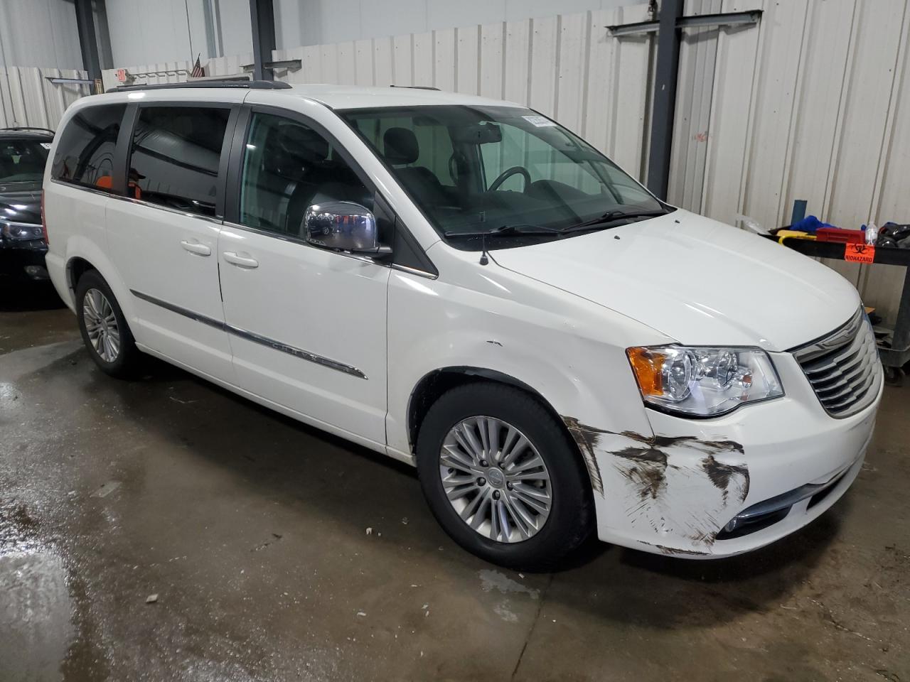 2013 Chrysler Town & Country - Image 4
